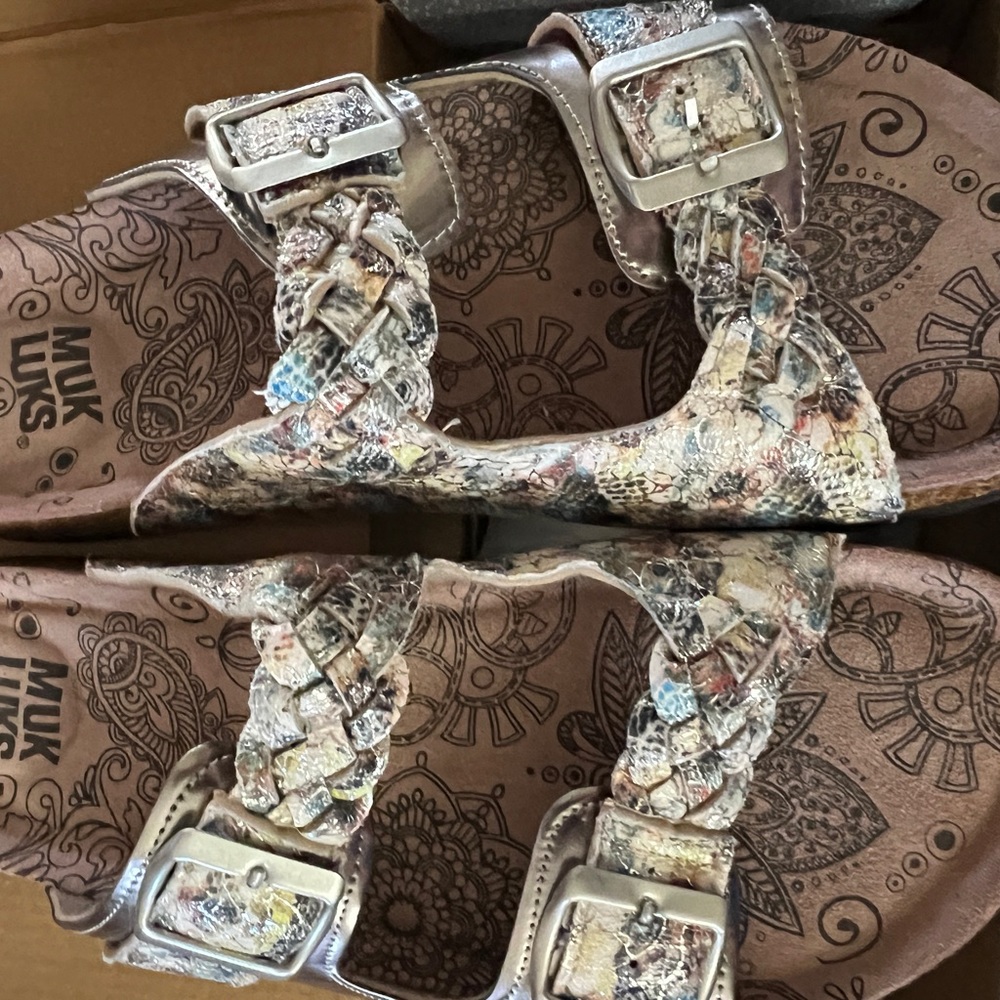 Muk Luks slip on sandals woman’s sz 10